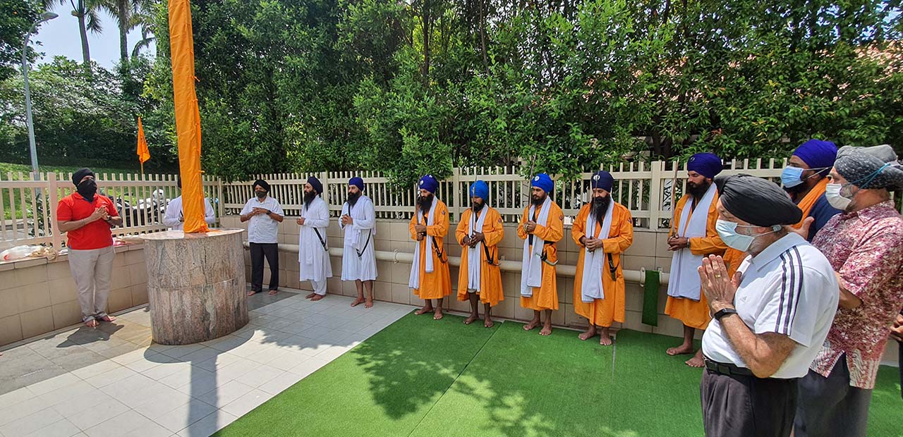 <span style='text-shadow: 0 0 3px #000000;font-size:0.6em;'>Sri Guru Singh Sabha</span>